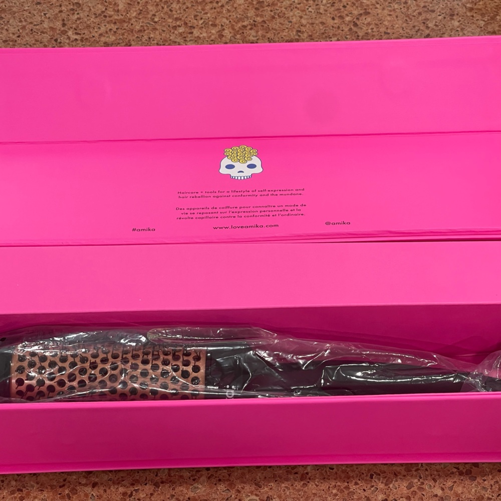 New In Box Amika Blowout Babe Thermal Brush